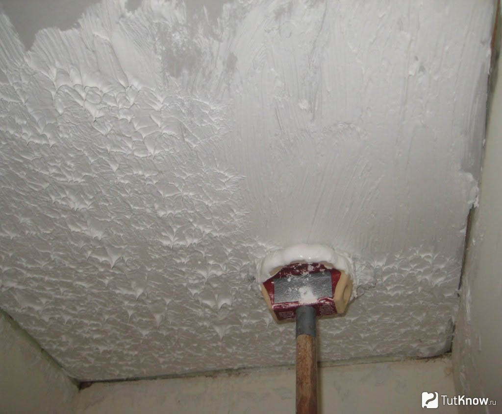 Как покрасить потолок: подходящая краска, инструмент, действия - каталог статей на сайте - ДомСтрой