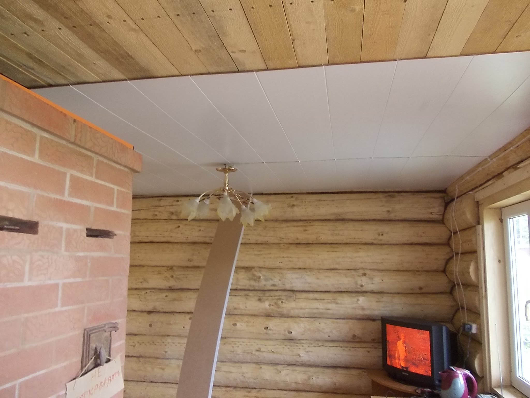 Чем отделать потолок в деревянном доме