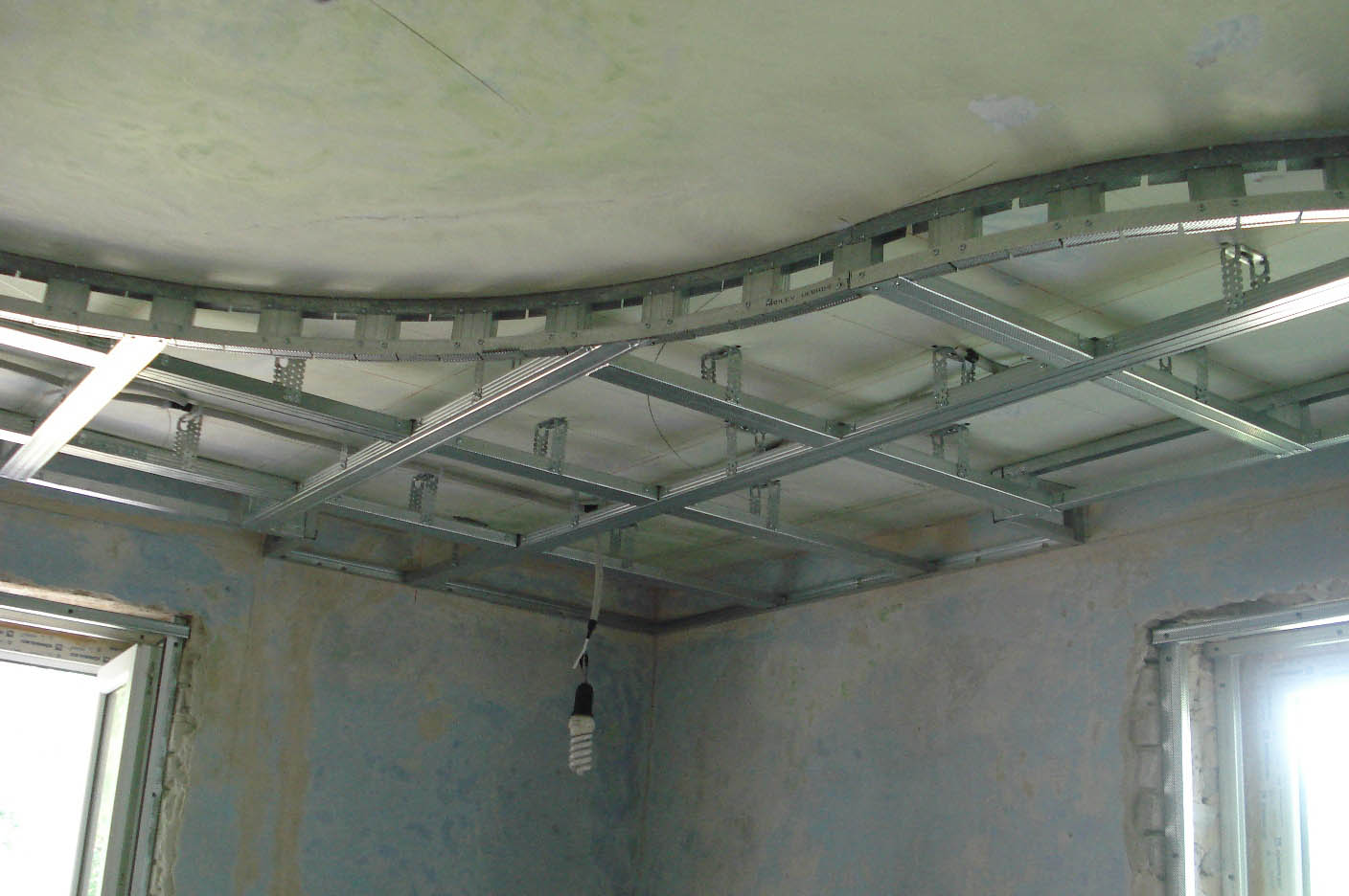 Одноуровневый потолок из гипсокартона своими руками: правила монтажа и рекомендации специалистов