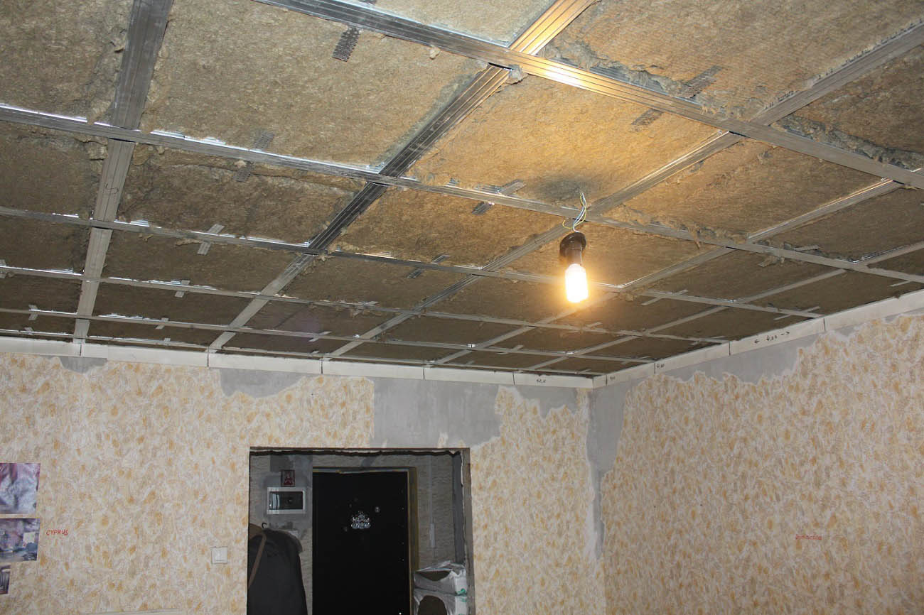 Звукоизоляция потолка отзывы. Шумоизоляция потолка. Шумоизоляция потолка в квартире. Шумоизоляция потолка минеральной ватой. Минвата для шумоизоляции потолка.